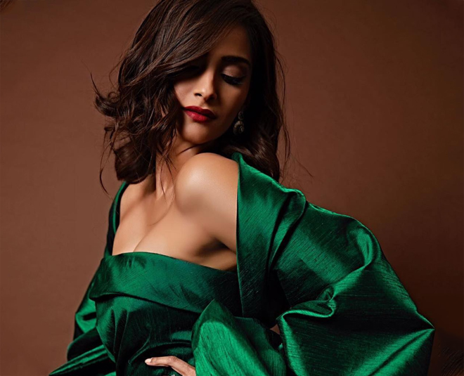 Classic रेड लिप्स Sonam kapoor bridal rules inside